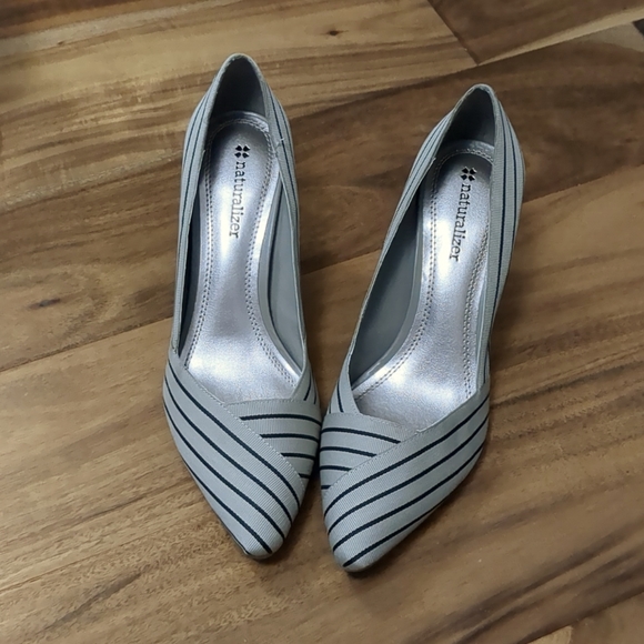New, never worn. Naturalizer heels size 6M - Picture 1 of 5